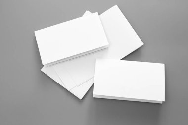 Boş dikey A4. gri, değiştirilebilir arka plan izole broşür dergi / beyaz kağıt izole gri üzerine