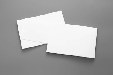 Boş portre mock-up kağıt. gri, değiştirilebilir arka plan izole broşür dergi / beyaz kağıt izole gri üzerine