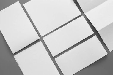 Boş dikey A4. gri, değiştirilebilir arka plan izole broşür dergi / beyaz kağıt izole gri üzerine