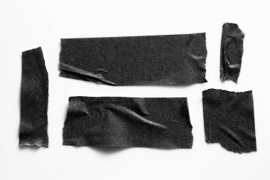 Siyah bantlar beyaz arka plan üzerinde ayarlayın. Yatay ve farklı boyut siyah bant, yapıştırıcı parçaları yırtılmış.