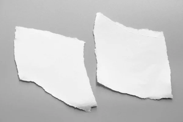 Bílý Roztrhaný Papír Šedém Pozadí Trhlina Sběrného Papíru — Stock fotografie