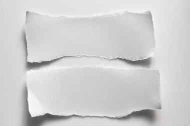 Kahverengi doku kağıt beyaz arka plan üzerinde yırtık oluklu. karton sayfasının arka planı olarak kullanılan RIP .