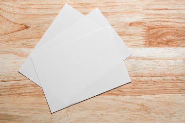 Boş portre mock-up kağıt. Broşür dergi izole kahverengi ahşap masa, değiştirilebilir arka plan / beyaz kağıt ağaç izole