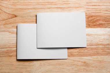 Boş portre mock-up kağıt. Broşür dergi izole kahverengi ahşap masa, değiştirilebilir arka plan / beyaz kağıt ağaç izole