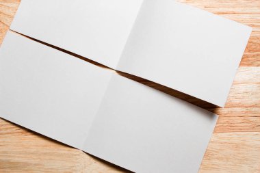 Boş portre mock-up kağıt. Broşür dergi izole kahverengi ahşap masa, değiştirilebilir arka plan / beyaz kağıt ağaç izole