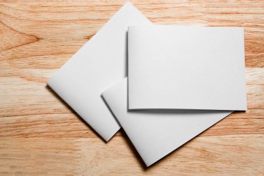 Boş portre mock-up kağıt. Broşür dergi izole kahverengi ahşap masa, değiştirilebilir arka plan / beyaz kağıt ağaç izole