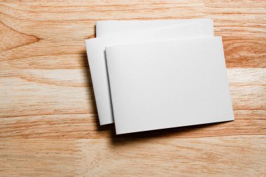 Boş portre mock-up kağıt. Broşür dergi izole kahverengi ahşap masa, değiştirilebilir arka plan / beyaz kağıt ağaç izole