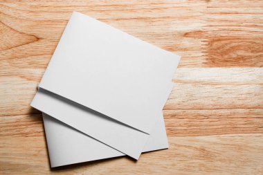 Boş portre mock-up kağıt. Broşür dergi izole kahverengi ahşap masa, değiştirilebilir arka plan / beyaz kağıt ağaç izole