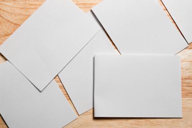 Boş portre mock-up kağıt. Broşür dergi izole kahverengi ahşap masa, değiştirilebilir arka plan / beyaz kağıt ağaç izole