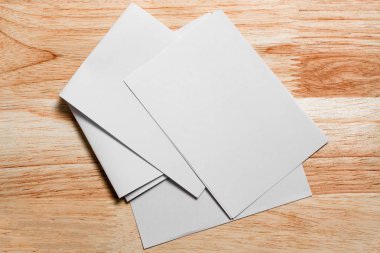 Boş portre mock-up kağıt. Broşür dergi izole kahverengi ahşap masa, değiştirilebilir arka plan / beyaz kağıt ağaç izole