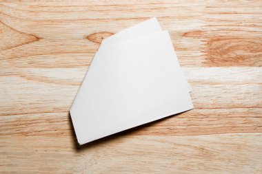 Boş portre mock-up kağıt. Broşür dergi izole kahverengi ahşap masa, değiştirilebilir arka plan / beyaz kağıt ağaç izole