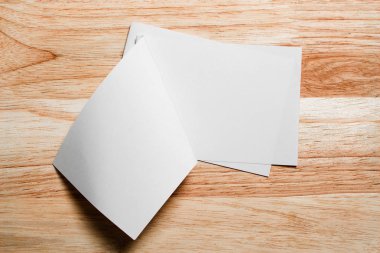 Boş portre mock-up kağıt. Broşür dergi izole kahverengi ahşap masa, değiştirilebilir arka plan / beyaz kağıt ağaç izole