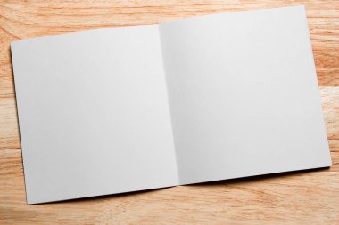 Boş portre mock-up kağıt. Broşür dergi izole kahverengi ahşap masa, değiştirilebilir arka plan / beyaz kağıt ağaç izole