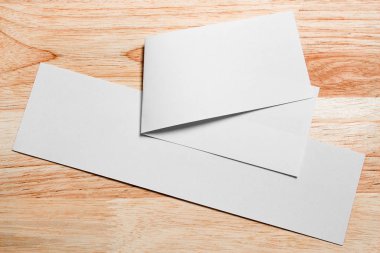 Boş portre mock-up kağıt. Broşür dergi izole kahverengi ahşap masa, değiştirilebilir arka plan / beyaz kağıt ağaç izole