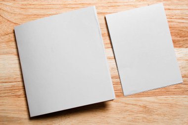 Boş portre mock-up kağıt. Broşür dergi izole kahverengi ahşap masa, değiştirilebilir arka plan / beyaz kağıt ağaç izole