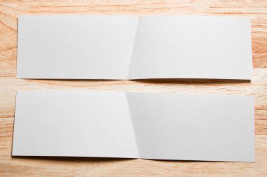 Boş portre mock-up kağıt. Broşür dergi izole kahverengi ahşap masa, değiştirilebilir arka plan / beyaz kağıt ağaç izole