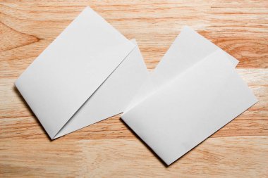 Boş portre mock-up kağıt. Broşür dergi izole kahverengi ahşap masa, değiştirilebilir arka plan / beyaz kağıt ağaç izole