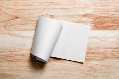 Boş portre mock-up kağıt. Broşür dergi izole kahverengi ahşap masa, değiştirilebilir arka plan / beyaz kağıt ağaç izole