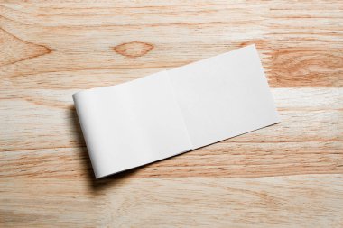 Boş portre mock-up kağıt. Broşür dergi izole kahverengi ahşap masa, değiştirilebilir arka plan / beyaz kağıt ağaç izole