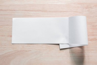 Boş portre mock-up kağıt. Broşür dergi izole kahverengi ahşap masa, değiştirilebilir arka plan / beyaz kağıt ağaç izole