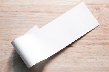 Boş portre mock-up kağıt. Broşür dergi izole kahverengi ahşap masa, değiştirilebilir arka plan / beyaz kağıt ağaç izole