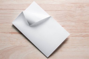 Boş portre mock-up kağıt. Broşür dergi izole kahverengi ahşap masa, değiştirilebilir arka plan / beyaz kağıt ağaç izole