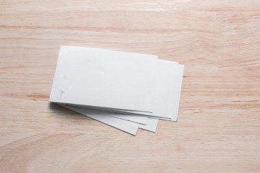 Boş portre mock-up kağıt. Broşür dergi izole kahverengi ahşap masa, değiştirilebilir arka plan / beyaz kağıt ağaç izole