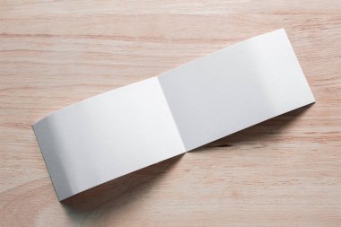 Boş portre mock-up kağıt. Broşür dergi izole kahverengi ahşap masa, değiştirilebilir arka plan / beyaz kağıt ağaç izole