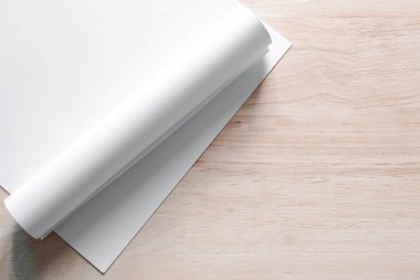 Boş portre mock-up kağıt. Broşür dergi izole kahverengi ahşap masa, değiştirilebilir arka plan / beyaz kağıt ağaç izole