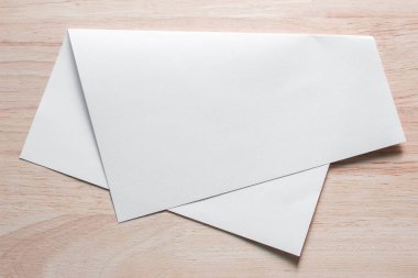 Boş portre mock-up kağıt. Broşür dergi izole kahverengi ahşap masa, değiştirilebilir arka plan / beyaz kağıt ağaç izole