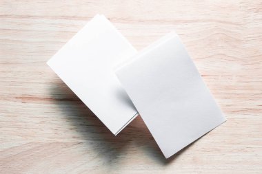 Boş portre mock-up kağıt. Broşür dergi izole kahverengi ahşap masa, değiştirilebilir arka plan / beyaz kağıt ağaç izole