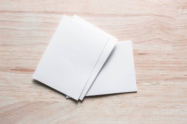 Boş portre mock-up kağıt. Broşür dergi izole kahverengi ahşap masa, değiştirilebilir arka plan / beyaz kağıt ağaç izole