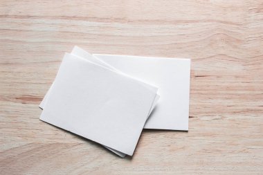 Boş portre mock-up kağıt. Broşür dergi izole kahverengi ahşap masa, değiştirilebilir arka plan / beyaz kağıt ağaç izole