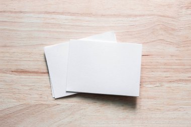 Boş portre mock-up kağıt. Broşür dergi izole kahverengi ahşap masa, değiştirilebilir arka plan / beyaz kağıt ağaç izole