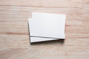 Boş portre mock-up kağıt. Broşür dergi izole kahverengi ahşap masa, değiştirilebilir arka plan / beyaz kağıt ağaç izole
