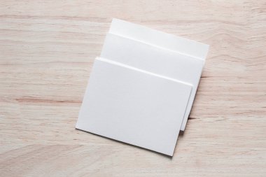 Boş portre mock-up kağıt. Broşür dergi izole kahverengi ahşap masa, değiştirilebilir arka plan / beyaz kağıt ağaç izole