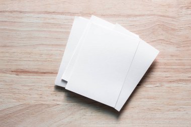 Boş portre mock-up kağıt. Broşür dergi izole kahverengi ahşap masa, değiştirilebilir arka plan / beyaz kağıt ağaç izole