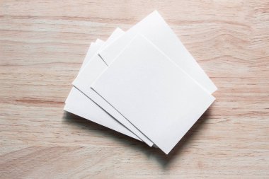 Boş portre mock-up kağıt. Broşür dergi izole kahverengi ahşap masa, değiştirilebilir arka plan / beyaz kağıt ağaç izole