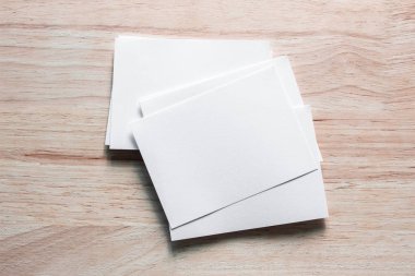 Boş portre mock-up kağıt. Broşür dergi izole kahverengi ahşap masa, değiştirilebilir arka plan / beyaz kağıt ağaç izole