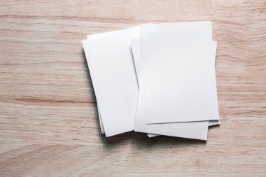 Boş portre mock-up kağıt. Broşür dergi izole kahverengi ahşap masa, değiştirilebilir arka plan / beyaz kağıt ağaç izole