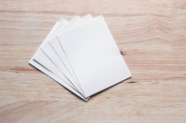 Boş portre mock-up kağıt. Broşür dergi izole kahverengi ahşap masa, değiştirilebilir arka plan / beyaz kağıt ağaç izole