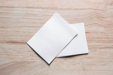 Boş portre mock-up kağıt. Broşür dergi izole kahverengi ahşap masa, değiştirilebilir arka plan / beyaz kağıt ağaç izole