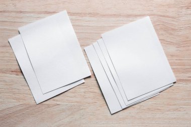 Boş portre mock-up kağıt. Broşür dergi izole kahverengi ahşap masa, değiştirilebilir arka plan / beyaz kağıt ağaç izole