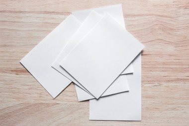 Boş portre mock-up kağıt. Broşür dergi izole kahverengi ahşap masa, değiştirilebilir arka plan / beyaz kağıt ağaç izole