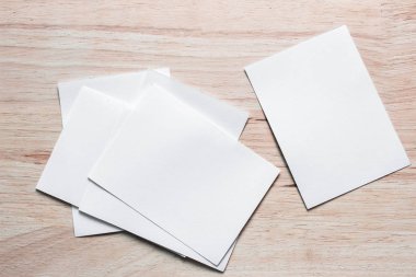 Boş portre mock-up kağıt. Broşür dergi izole kahverengi ahşap masa, değiştirilebilir arka plan / beyaz kağıt ağaç izole