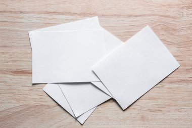 Boş portre mock-up kağıt. Broşür dergi izole kahverengi ahşap masa, değiştirilebilir arka plan / beyaz kağıt ağaç izole