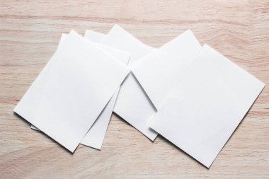 Boş portre mock-up kağıt. Broşür dergi izole kahverengi ahşap masa, değiştirilebilir arka plan / beyaz kağıt ağaç izole