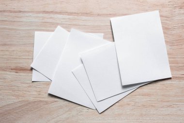 Boş portre mock-up kağıt. Broşür dergi izole kahverengi ahşap masa, değiştirilebilir arka plan / beyaz kağıt ağaç izole