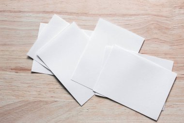 Boş portre mock-up kağıt. Broşür dergi izole kahverengi ahşap masa, değiştirilebilir arka plan / beyaz kağıt ağaç izole