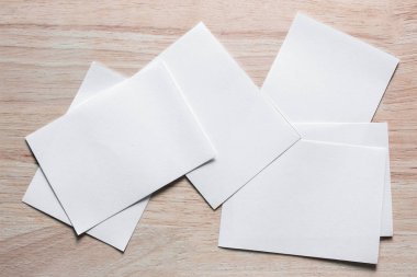 Boş portre mock-up kağıt. Broşür dergi izole kahverengi ahşap masa, değiştirilebilir arka plan / beyaz kağıt ağaç izole